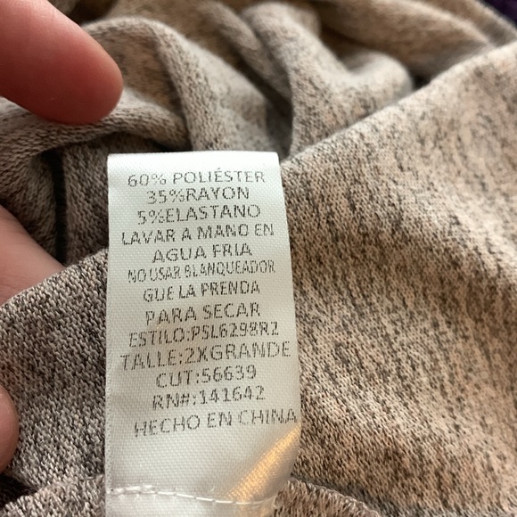 NWOT. Woman’s short sleeve cut out neckline top with twisted front hemline. - Picture 10 of 10